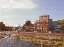 浅瀬石川沿いに建つ三浦屋旅館