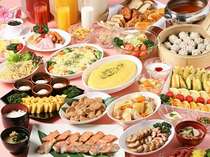 御朝食はメニュー豊富な和洋折衷バイキングでございます。名古屋名物の赤だし・きしめんもございます。
