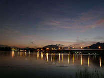河口湖の美しい夕暮れ