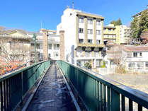 目の前に流れる箒川のせせらぎと四季折々の風景に、湯量豊富な天然温泉源泉掛け流し、そして旬の地元の食材を使った自慢のおもてなし料理を、ゆっくりとお部屋食でお楽しみいただけます。