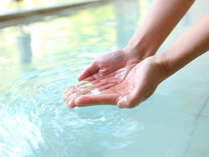 露天風呂は硫黄泉の白濁したお湯です。日によってお湯の色合いが変わり、自然の豊かさが楽しめます