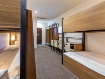 名部屋は29～35平米の客室に2段ベッドを3台配置したお部屋です.