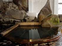 自然の岩肌がそのままの本館浴場「ゆこまんの湯」は大正よりそのままの姿です