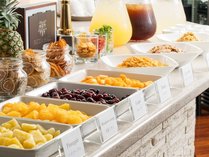「BLT　STEAK」が手掛ける朝食は3種のプレートのほか、シリアルやフルーツ・ドリンクはセミブッフェでご用意