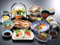 夕食一例／夕食では11品ほどの和食膳をご提供しております。