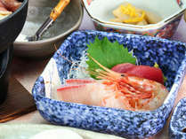 食事◆夕食の一例。日本海の食材をいつも新鮮な状態で仕入れています。