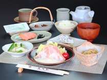 食事◆朝食の一例。新潟のおいしいお米と色とりどりの山海の幸。ごはんがすすむ和朝食です。