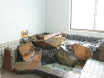 *【お風呂】男湯は岩風呂。シャンプー、リンス、ボディソープ完備