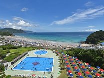 　夏のガーデンプールと白浜海岸