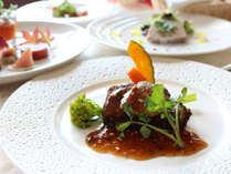 【夕食：グレードアップ】ロッシーニ風ステーキは、フィレ肉にフォアグラとトリュフを添えた贅沢な一品