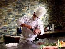 【夕食：グレードアップ】鉄板焼きコースは厳選食材をシェフが目の前で調理します。