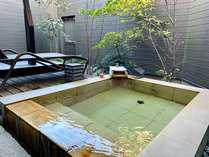 【客室の露天風呂】メゾネットタイプ客室に付いている専用露天風呂。かけ流しの新鮮な温泉をぜひ♪／一例