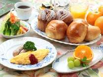 【食事】朝食。焼きたてふわふわの手作りパンとバランスのよい洋朝食。