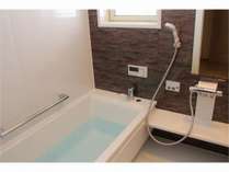 広めの浴槽（浴室）２ヵ所。部屋毎に新しいお湯ですべて入替ます。清潔で気持ち良く入浴できます♪