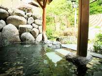 露天風呂の周りは緑がいっぱい。昼神温泉はアルカリのｐＨが高いのでツルツルすべすべ、美人の湯♪