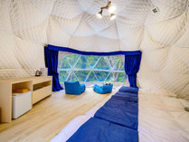 ・【グランピングドーム・アクア】白と青を基調とした明るい室内