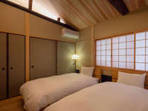 清潔感のある寝室。和紙と木だけで構成されており、暖かみのある空間です。