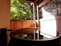 ■部屋■紅葉賀の源泉掛け流しの専用露天風呂。プライベート湯浴み空間で老神の湯をご堪能下さい。