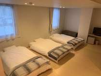 6人部屋（ベッド×3、布団×3）ベッドが3台あるほか、布団を最大3組敷くことができます。