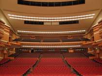 ［刈谷市総合文化センター　アイリス］　最新設備の揃った大ホール。当ホテルから徒歩3分。