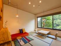 半露天風呂付き和洋室「水仙」：窓の外には嬉野川と木立があり心地よい空間を演出。