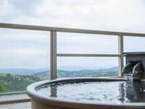 3階客室露天風呂(一例)。広大な霧島の自然を見下ろせます。