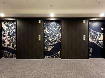 【エレベーターホール】奇数階の扉に描かれているのはベネチアの地図。旅の記念にお写真をどうぞ。