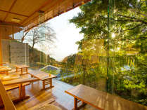 ◆館内フロント横の大きな窓からは自然の風景をお楽しみいただけます