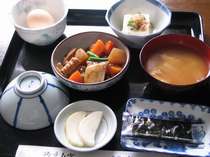 日替わりで福井のおいしいご飯と地元の食材を中心とした和食を食堂にてご用意いたしております。