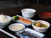 食堂では日替わりにて地元の食材を中心とした和朝食をご用意しています。