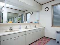 本館２階洗面所　明るく清潔なスペースです。
