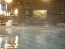 夜は２時まで、朝は５時～チェックアウトまで、お好きな時間に何度でも入れるラジウム人工温泉大浴場