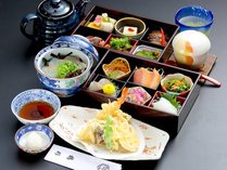 お弁当スタイル料理「宿Bento」
