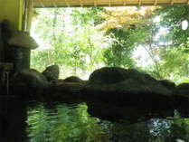 *男女別大浴場一例/内風呂も岩風呂です。四季折々の景色を眺めながら天然温泉を堪能。　　