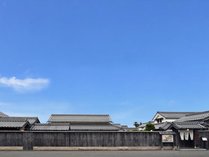 日野守貞建物が低く空が大きく見えその日の天気や、空を飛ぶ鳥などそんな時間もお楽しみください。 写真