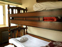 *洋室（シングルベッド+2段ベッド）一例／懐かしさを感じる洋室は2段ベッドを設置しております。
