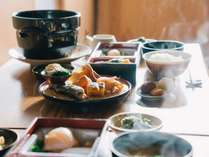 とれたての旬魚の刺身、自家製の干物や焼き魚、旬野菜の小鉢、味噌汁などを炊き立ての土鍋ごはんと一緒に。