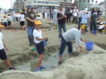 さらさらの白砂で地元の小学生が砂像作りをしています。