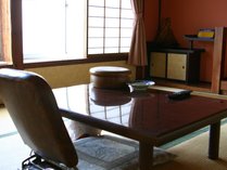 【明治館客室例】シンプルな畳と布団のお部屋です。隣室や廊下の音が少し聞こえるのでご注意ください。