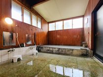 天然温泉桃太郎　広々とした大浴場です。ツルツルのお肌になります。