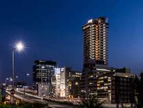 【外観】地上32階建・高さ99ｍ、全400室のタワーホテル。高層階からは大阪の夜景を大満喫！ 写真