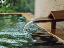 【大浴場】湯は塩泉で重曹成分を含むため体を芯から温め、肌を滑らかにしっとりと整えます