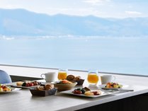 琵琶湖を望むレストランでの朝食