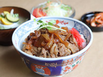 【牛丼定食】牛丼と小鉢２品、キムチ、汁物とサラダが付いています。お米はもちろん、「宇和米こしひかり」
