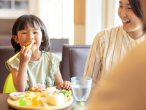 大切なひとと、ゆっくり会話しながら食事を楽しむ。特別でないひとときも、旅の大事な想い出です。