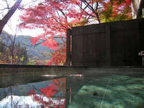 秋の露天風呂からは美しく色づいた紅葉も楽しめます