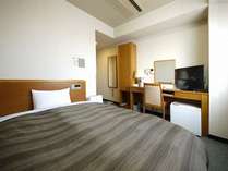 シングルルームは全室１４０ｃｍ幅のセミダブルベッドを使用しております。