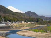 展望風呂からは狩野川の清らかな流れ、そして富士山を見ながら温泉に入れます