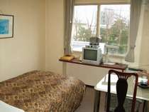 【セミダブルルーム一例】清潔で使いやすい客室。ベッドは120cm幅ダブルベッドを使用。