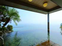 9階インフィニティ露天【天空野天風呂】から、まるで海と温泉が一体化したような景色をお楽しみ下さい。 写真